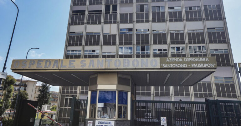 Napoli, parcheggiatore abusivo aggredisce genitori mentre portano il figlio all’ospedale Santobono