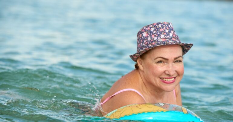 Campania: Turista indossa la mascherina in acqua, salvata dal bagnino