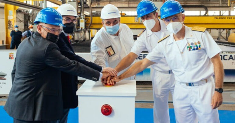 Castellammare di Stabia: taglio lamiera LSS destinata alla Marina