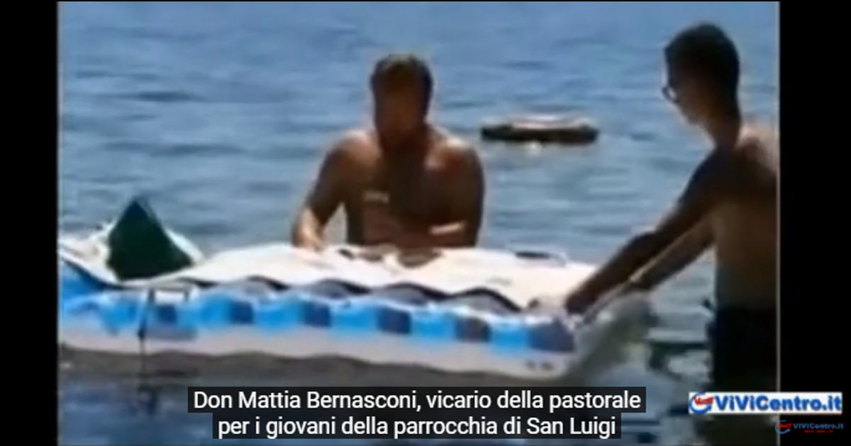 Crotone, Don Bernasconi celebra la messa in mare