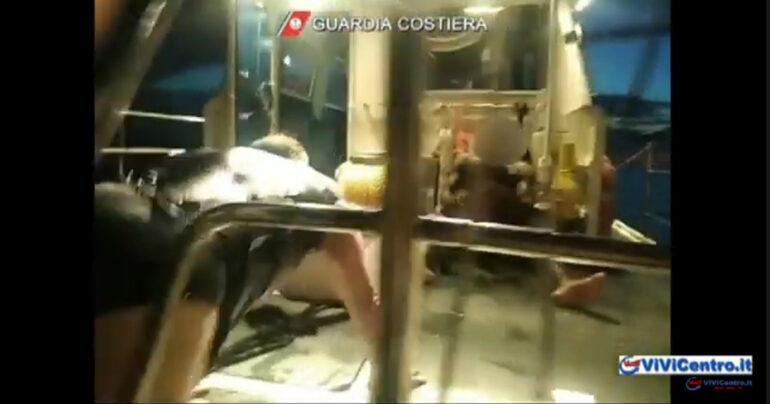 Gallipoli: affonda peschereccio. 3 marittimi salvati dalla G.C. Video