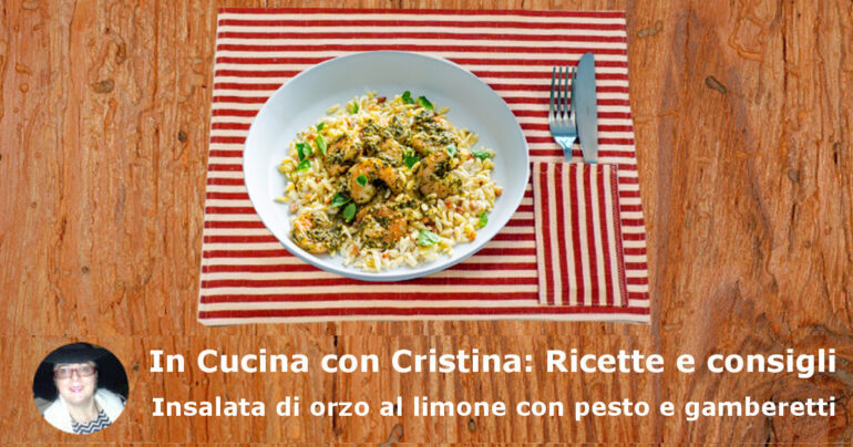 Insalata di orzo al limone con pesto e gamberetti
