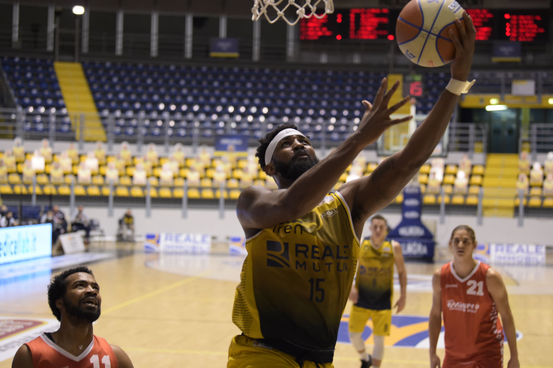 Kruize Pinkins a canestro con la canotta della Reale Mutua Torino (fonte: pagina Facebook Basket Torino)