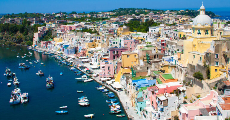 Evaso fugge a nuoto da Procida a Monte di Procida