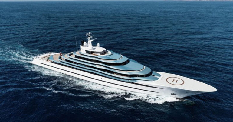 Castellammare di Stabia: approdati 2 superyachts, Kaos e Saluzi