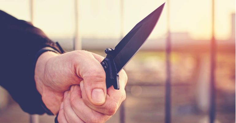 Castellammare, 45enne ferito con 3 coltellate in via Pietro Carrese. 3 fermi