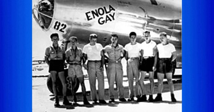 Giornata di Hiroshima - Enola Gay con equipaggio. Paul Tibbets al centro (Foto Pubblico dominio da wikipedia)