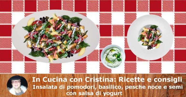 Insalata di pomodori, basilico, pesche noce e semi con salsa di yogurt