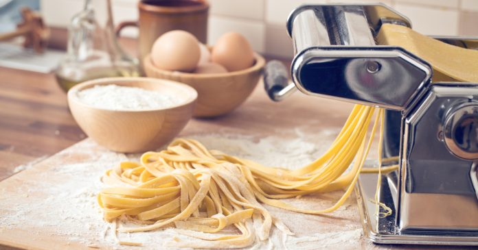 Tagliatelle all'uovo - Pasta fresca fatta in casa - Depositphotos_64310325_l-2015