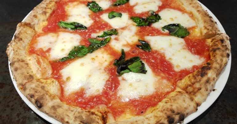 Esperienza Gastronomica a Napoli: Cucina Tradizionale e Innovativa