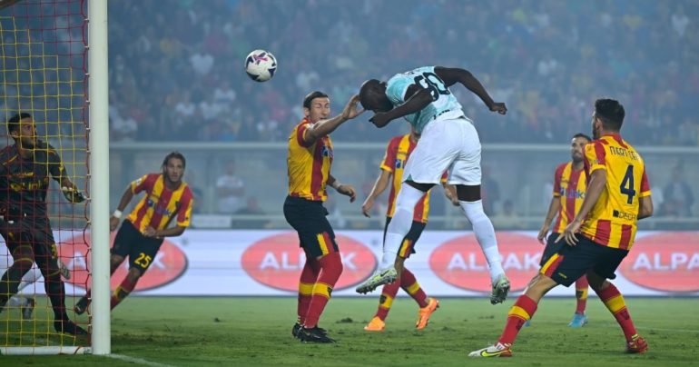 Lecce-Inter 1-2: Dumfries al fotofinish vale la vittoria