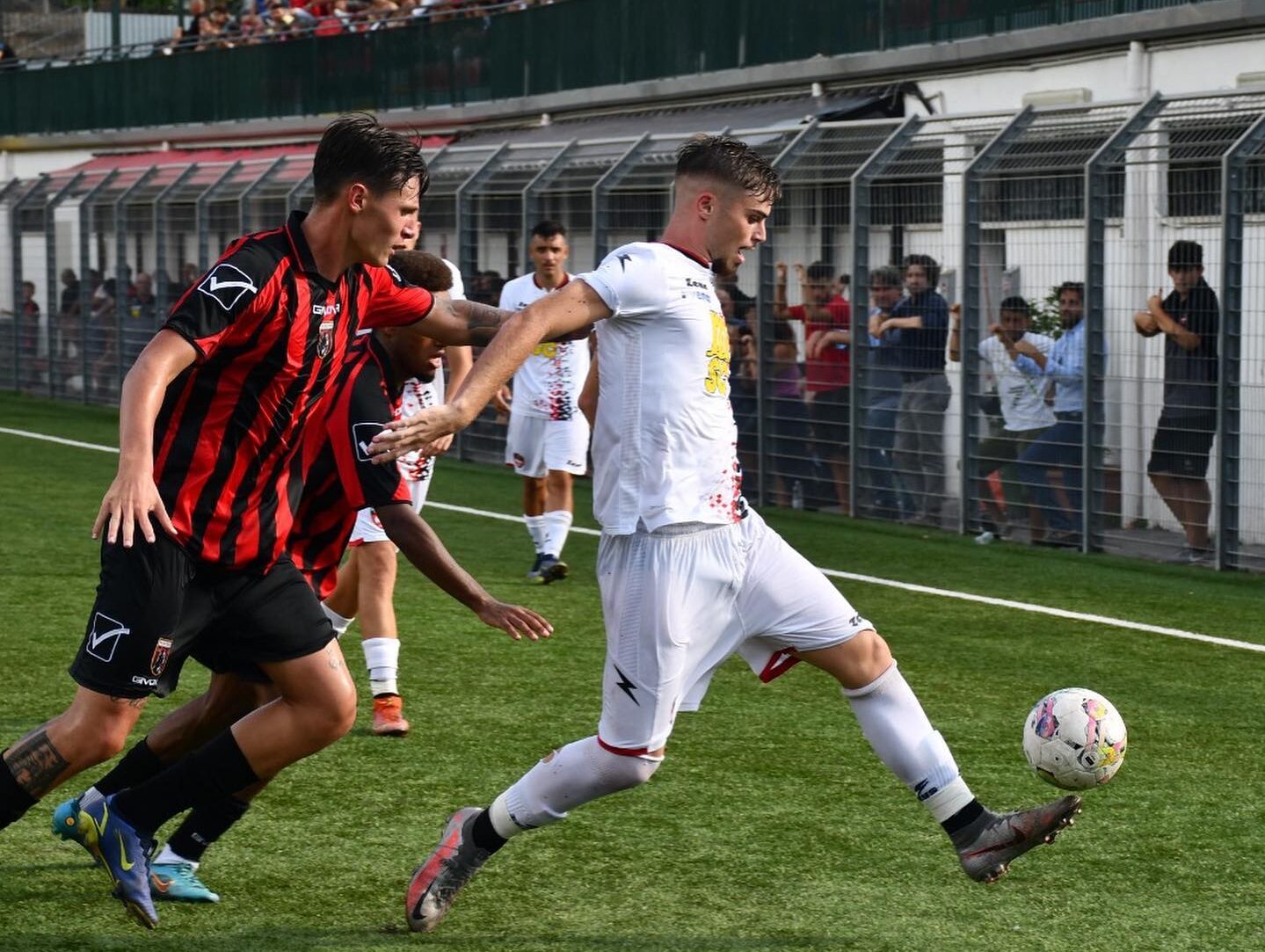 Serrano controlla la sfera durante la sfida di Coppa Italia tra Sorrento e Nocerina (fonte: pagina Facebook Sorrento Calcio 1945)