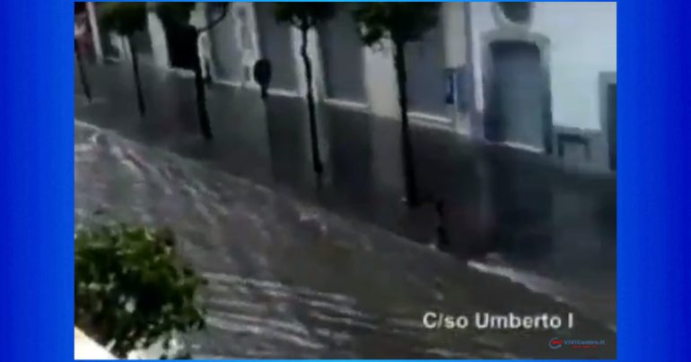 Torre Annunziata: fiume d’acqua in città, alberi caduti, tombini saltati VIDEO