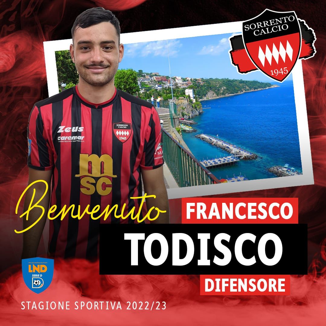 Francesco Todisco firma con il Sorrento (fonte: pagina Facebook Sorrento Calcio 1945)