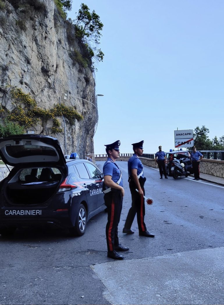 Controlli Carabinieri; monitoraggio turisti a Capri
