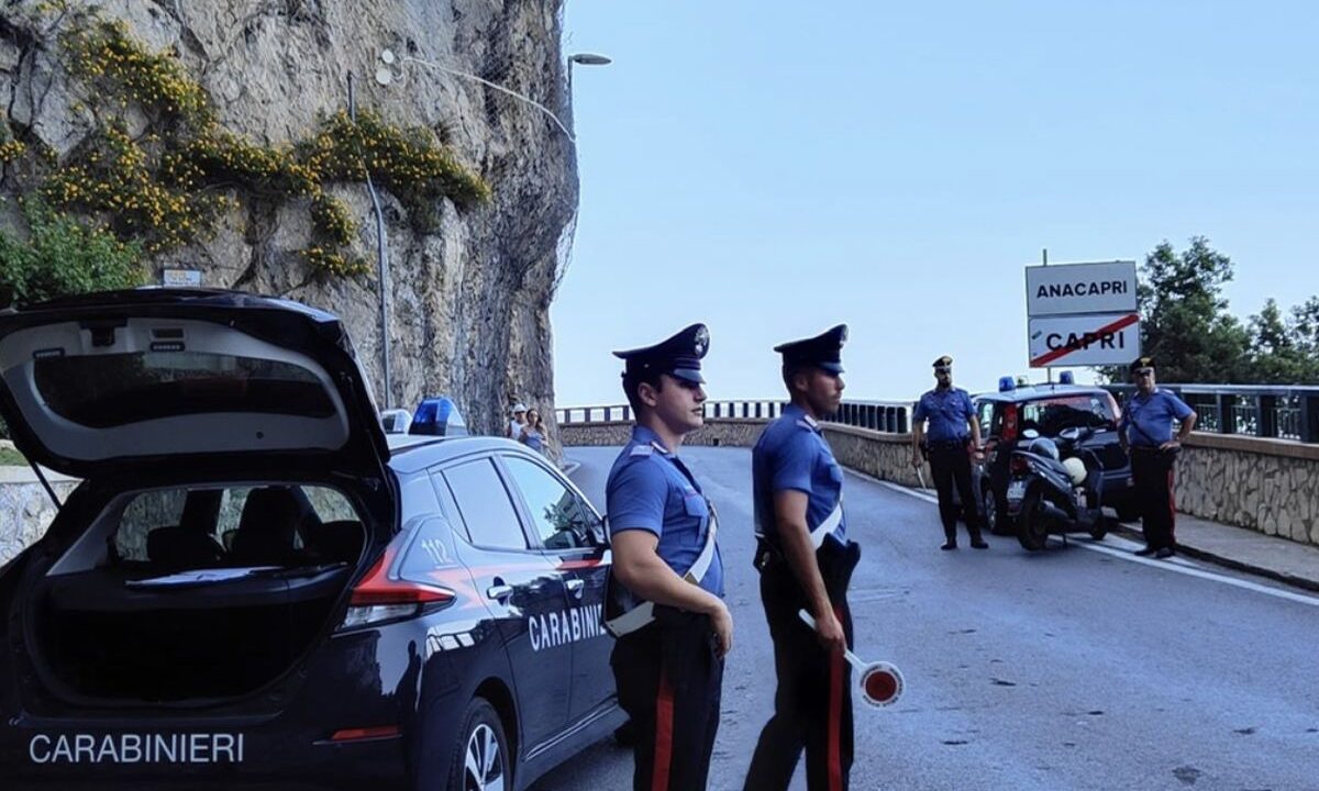 Controlli Carabinieri; monitoraggio turisti a Capri
