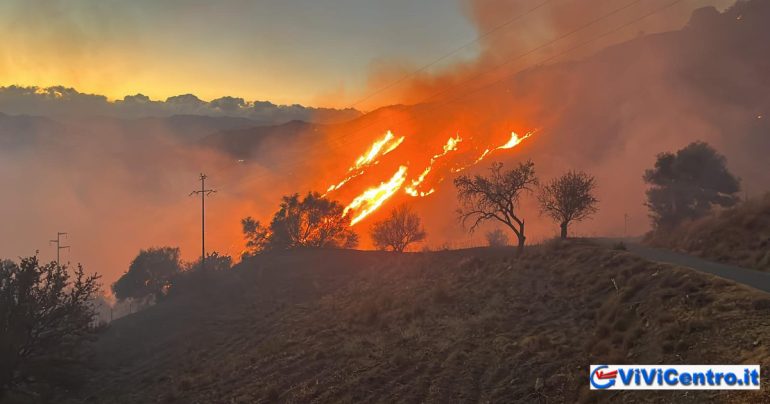 Castelmola brucia, imponente incendio tra le sette contrade