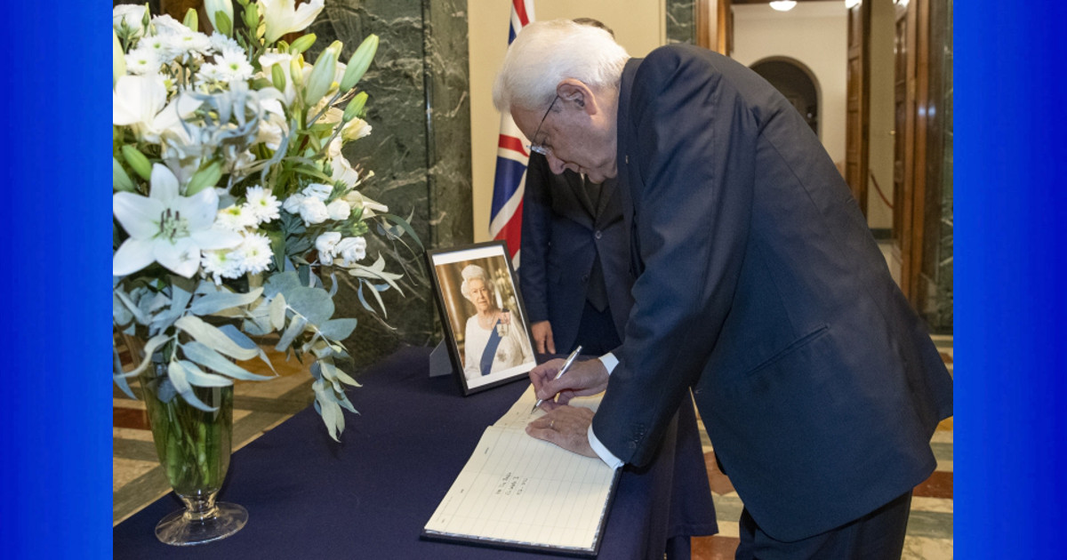 Il Presidente Mattarella firma il libro delle Condoglianze per la scomparsa della Regina Elisabetta II (dal Quirinale)
