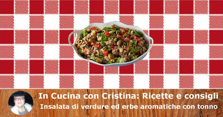 Insalata di verdure ed erbe aromatiche con tonno