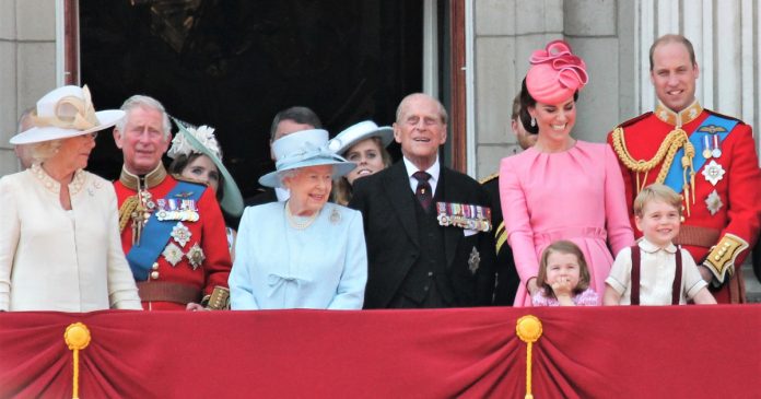 La Regina Elisabetta in quella che è stata l'ultima comparsa in pubblico - Depositphotos_157627310_L