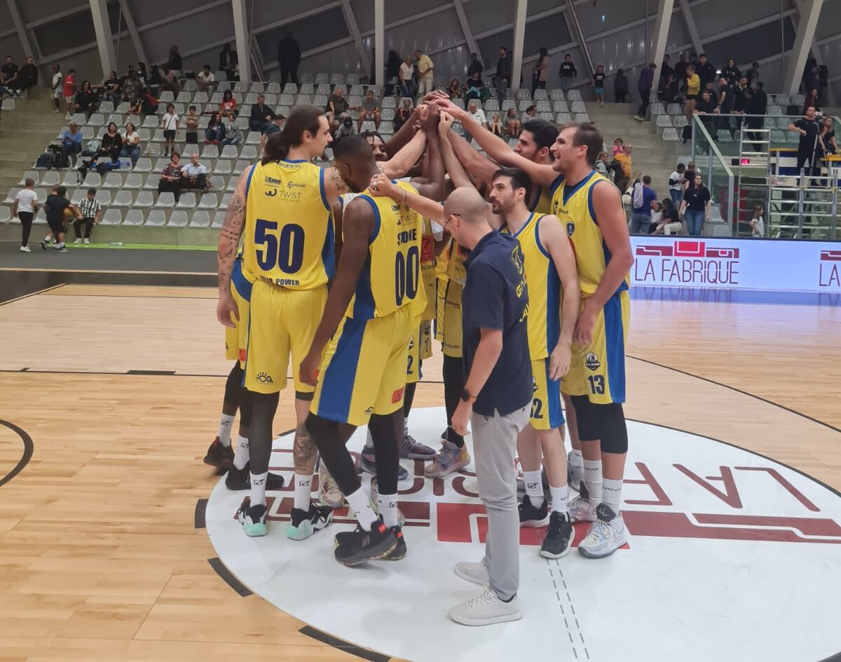 I giocatori della Givova Scafati festeggiano la vittoria della Coupe Landolt