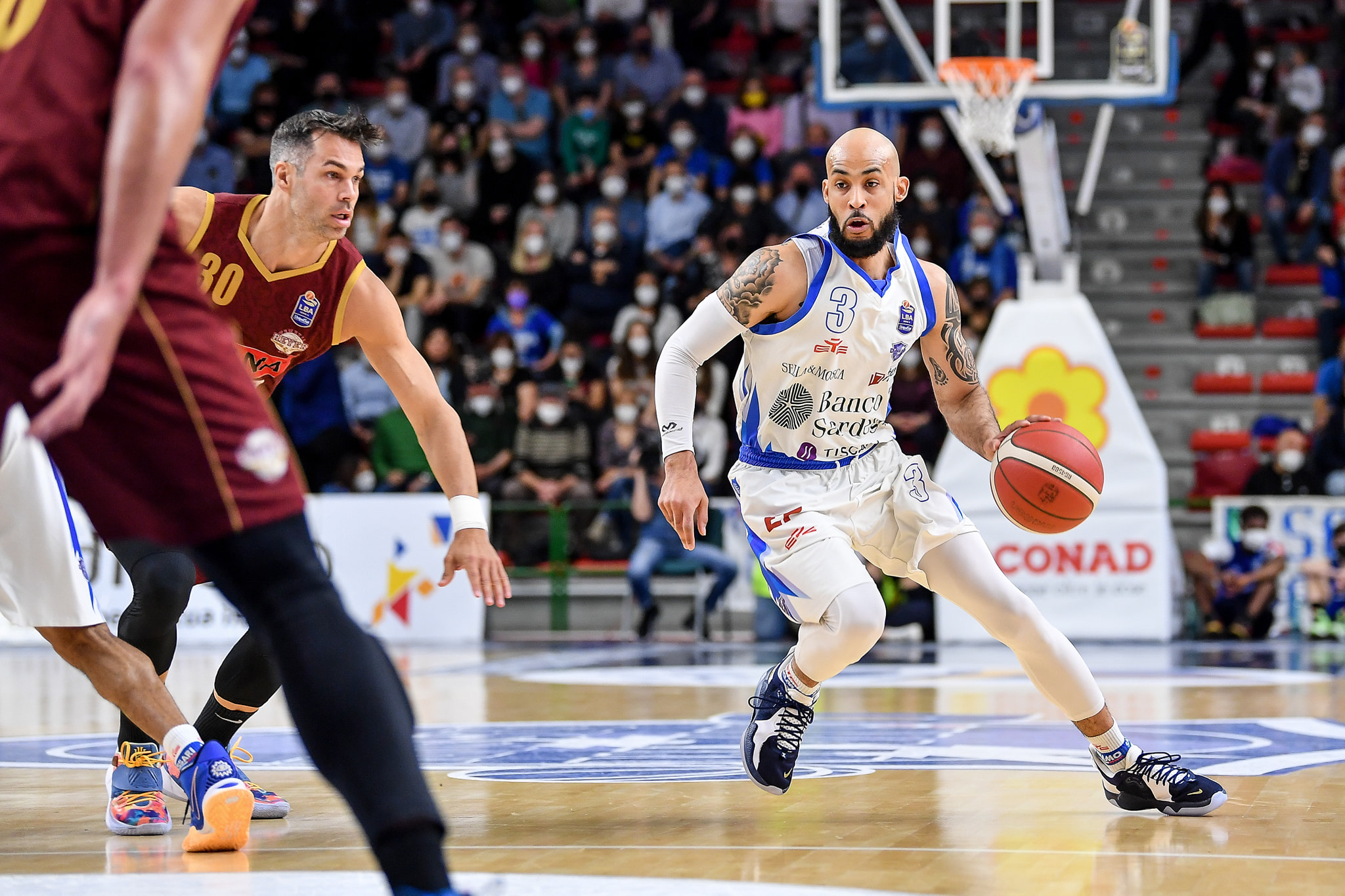 David Logan in azione con la canotta della Dinamo Sassari