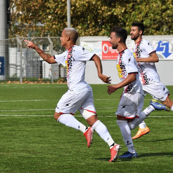 Sorrento vs Tivoli: Eric Herrera festeggia il gol che apre le marcature della gara della 5° giornata