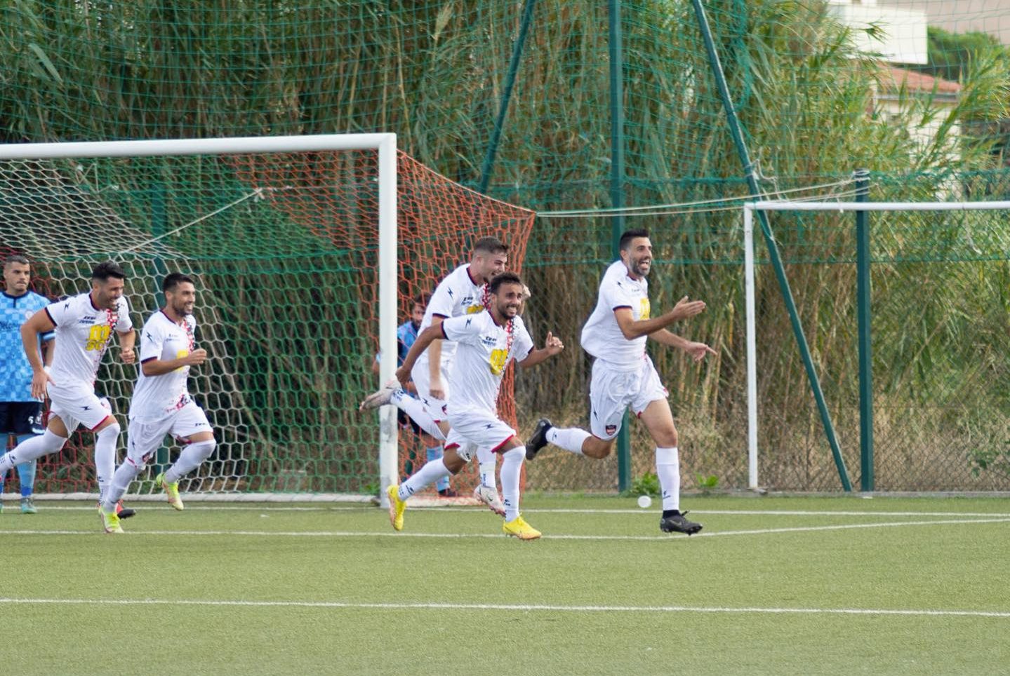 Ilvamaddalena vs Sorrento: Cacace esulta dopo il gol vittoria