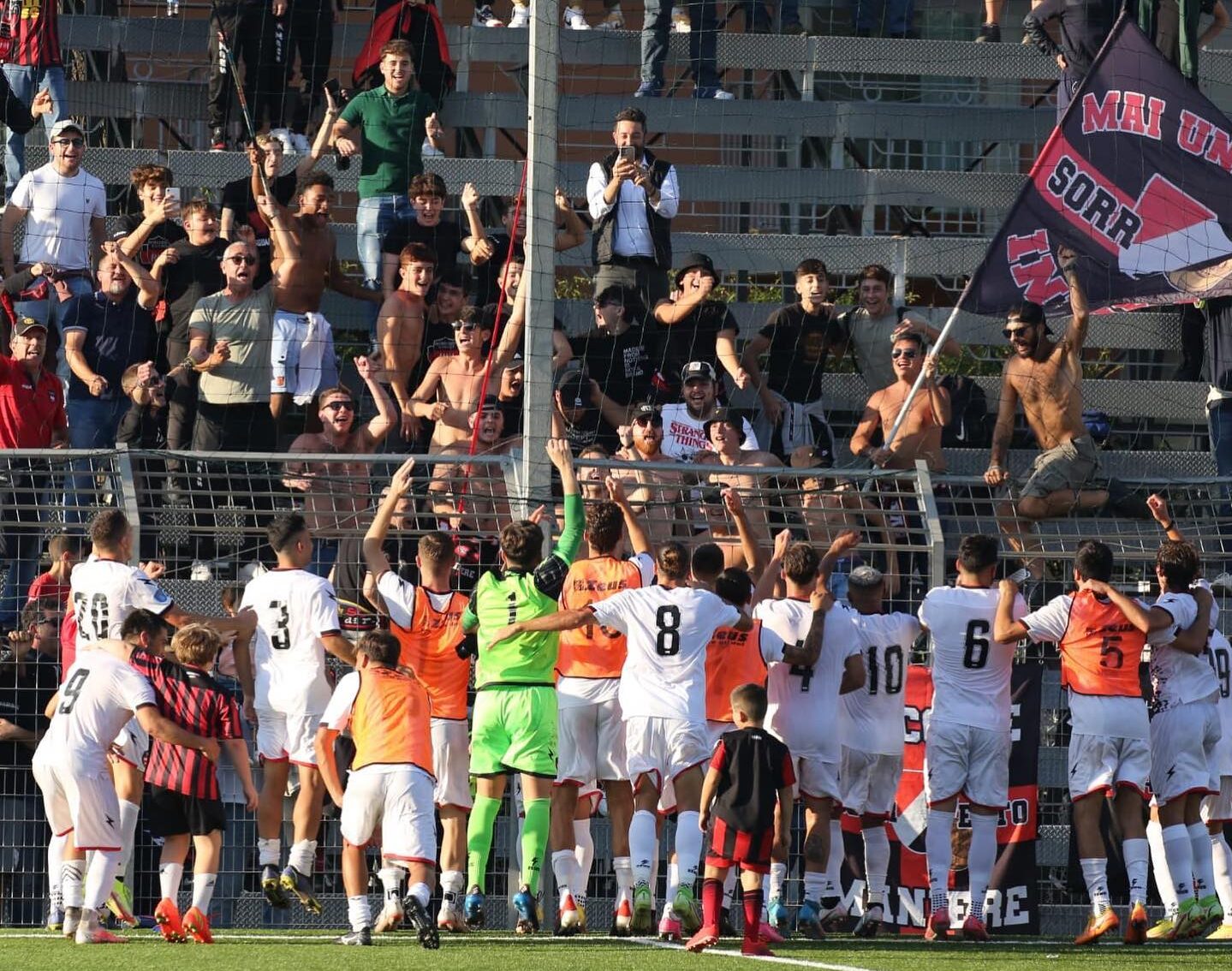Sorrento-Pomezia 3 a 0: i festeggiamenti a fine gara sotto la curva