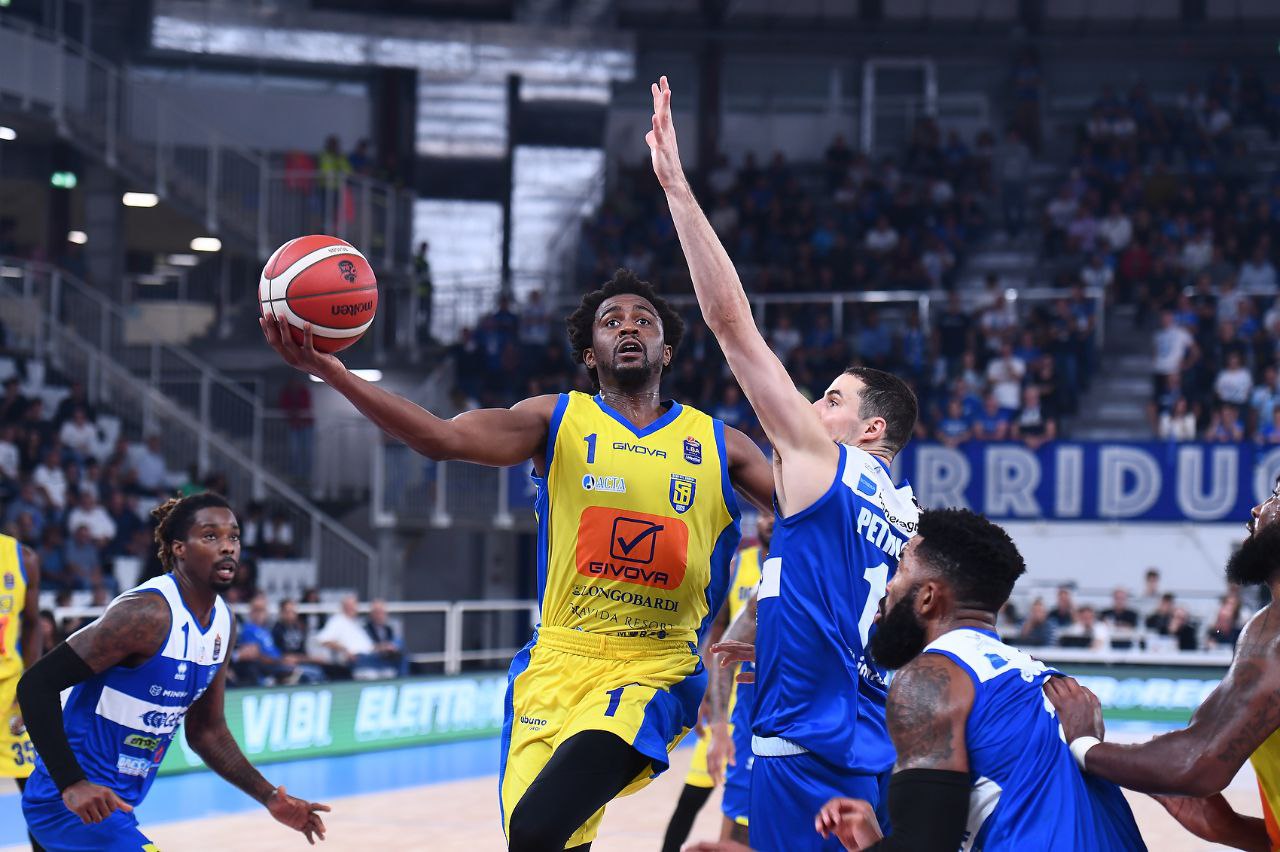 Germani Brescia vs Givova Scafati: Doron Lamb in azione tra i giocatori della Leonessa