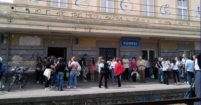 Circumvesuviana, stazione Pompei Santuario, treno fuori binario