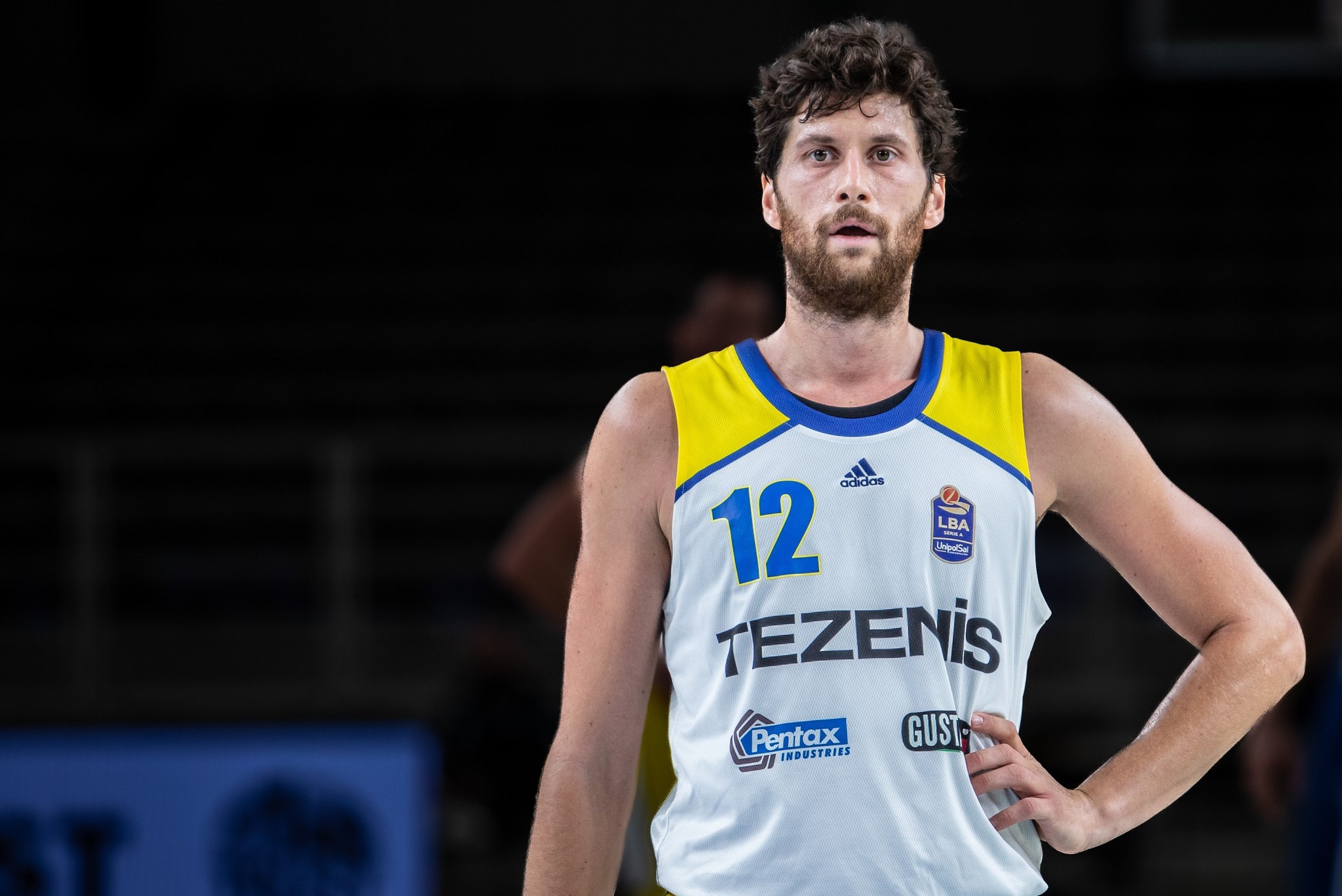 Matteo Imbrò in campo con la canotta della Tezenis Verona