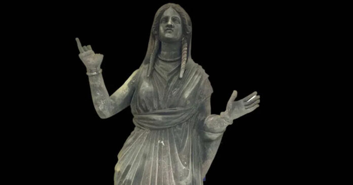 Una delle 24 statue di bronzo di epoca romana , dei bronzi scoperte a San Casciano dei Bagni, MINISTERO DELLA CULTURA