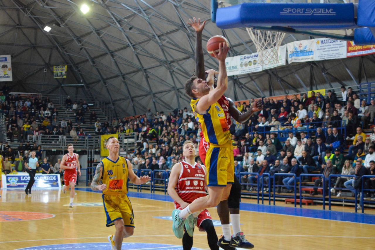 Givova Scafati vs Unahotels Reggio Emilia: capitan Rossato va a canestro