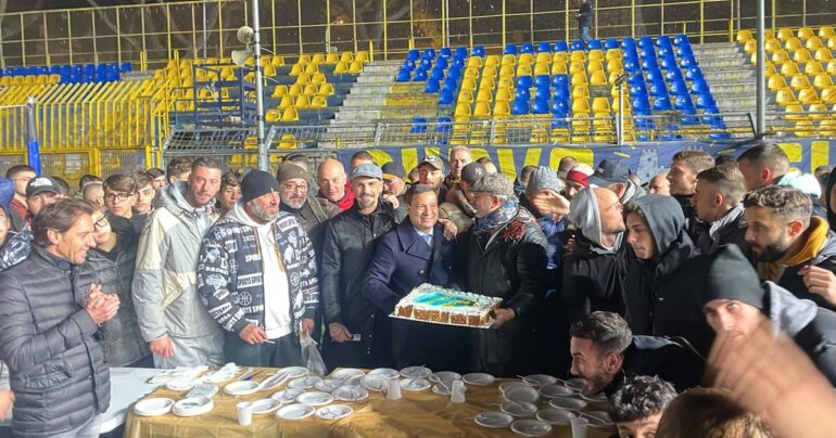 Juve Stabia, brindisi della Curva Sud con le Vespe