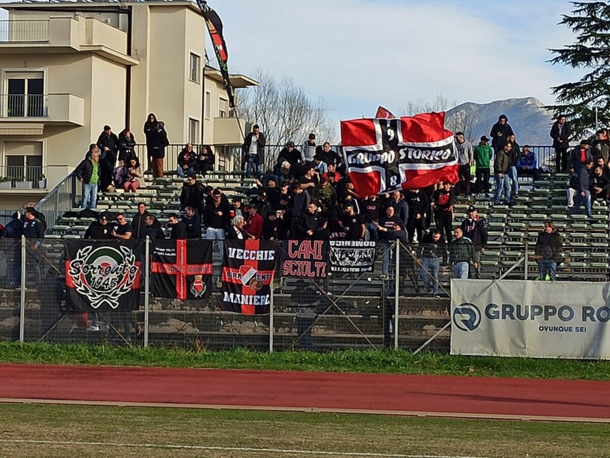 Tifosi del Sorrento nel settore ospiti dello stadio Salveti di Cassino