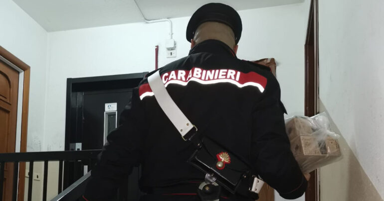 Donna sola, a digiuno da 3 giorni e senza soldi, chiede aiuto ai Carabinieri