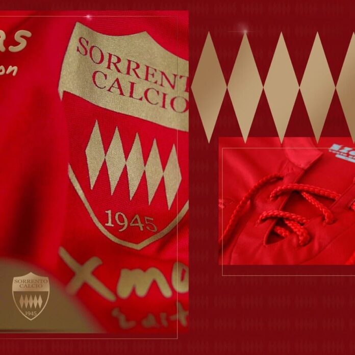I dettagli della maglia Xmas Edition, ideata da Zeus per il Sorrento Calcio in occasione del Natale 2022