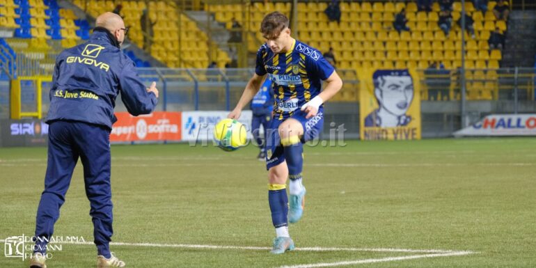 Lorenzo Carbone, il centrocampista di “scorta” della Juve Stabia che lotta per avere più spazio