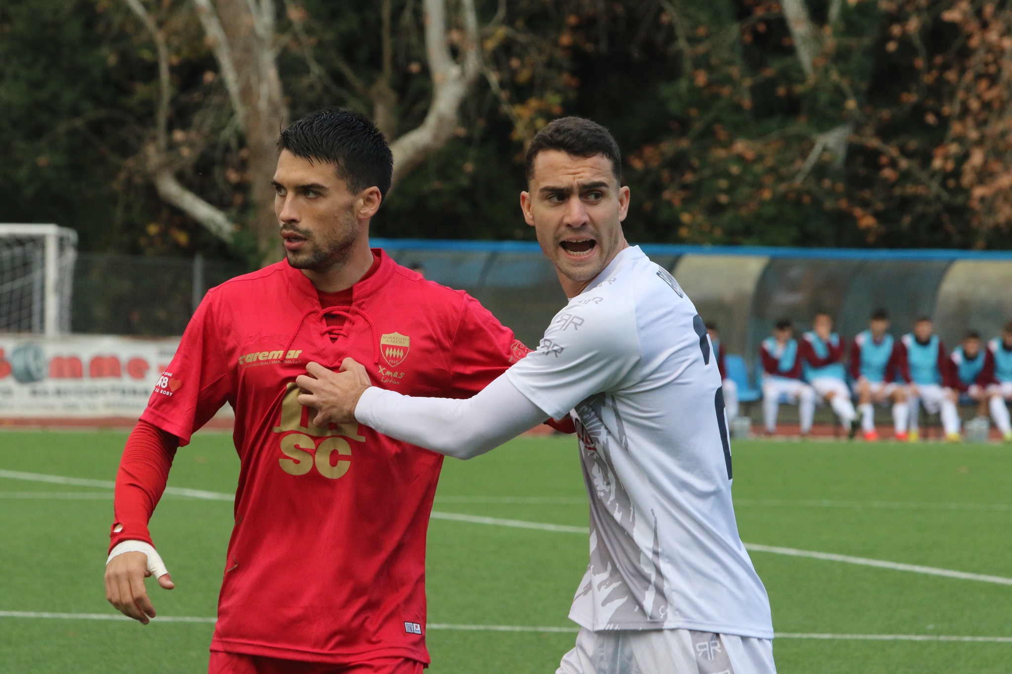Davide Gaetani, attaccante del Sorrento, marcato da Gemmi