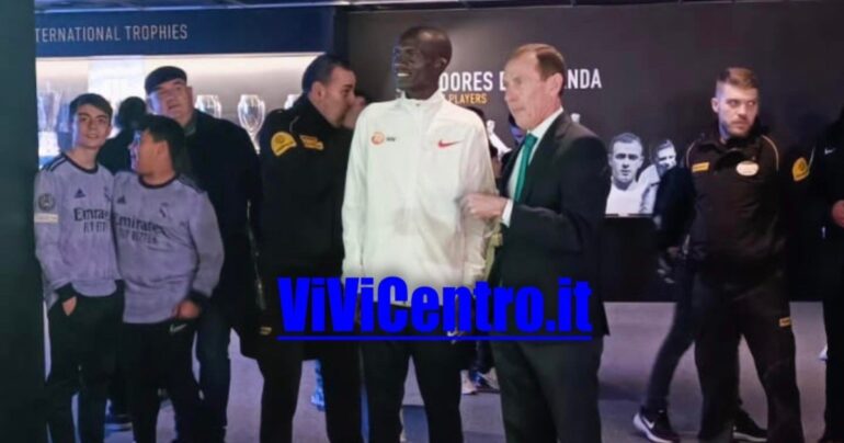 Cheptegei, campione olimpico, visita il Bernabeu con Butragueno