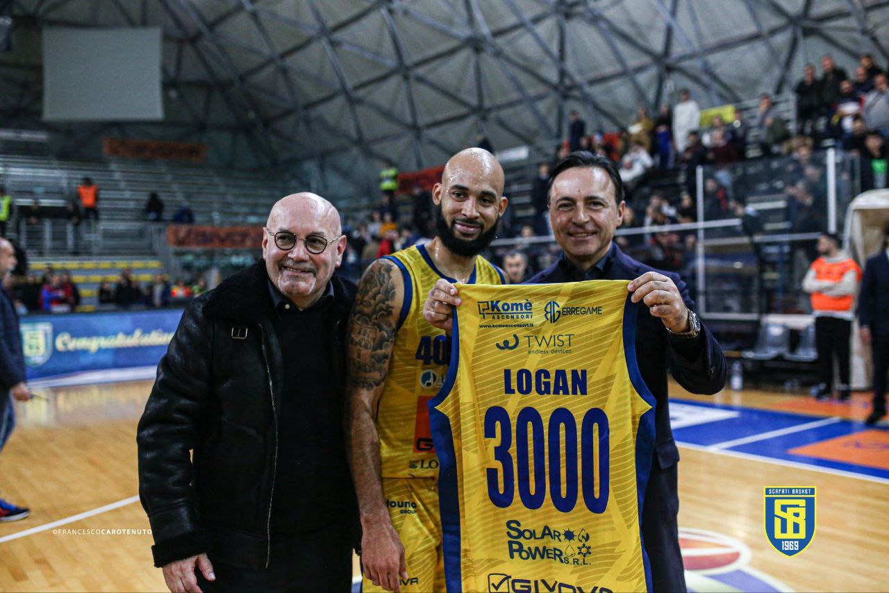 David Logan festeggia i 3000 punti in Serie A con Longobardi ed Acanfora