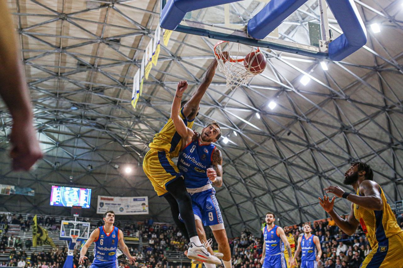 Trevor Thompson, centro della Givova Scafati, in schiacciata contro Treviso