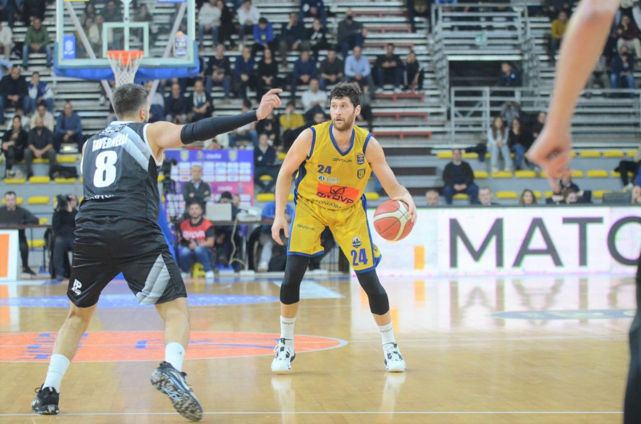 Givova Scafati vs Bertram Tortona: Matteo Imbrò in azione alla Beta Ricambi Arena