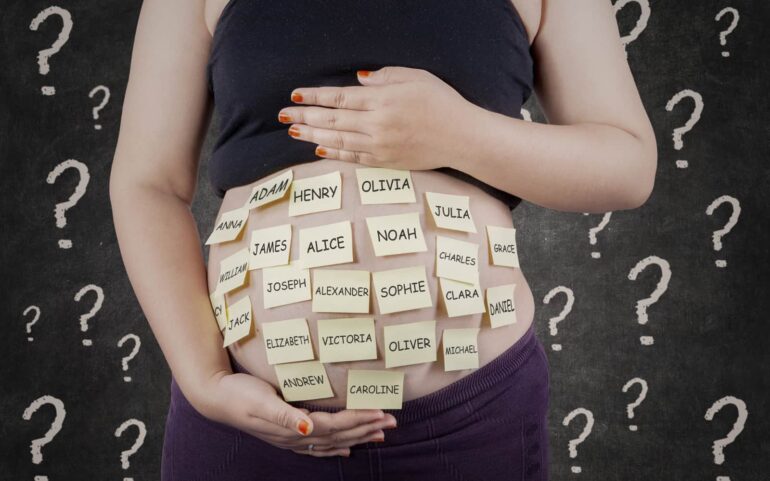 Neo papà voleva dare al figlio il nome del nonno ma…