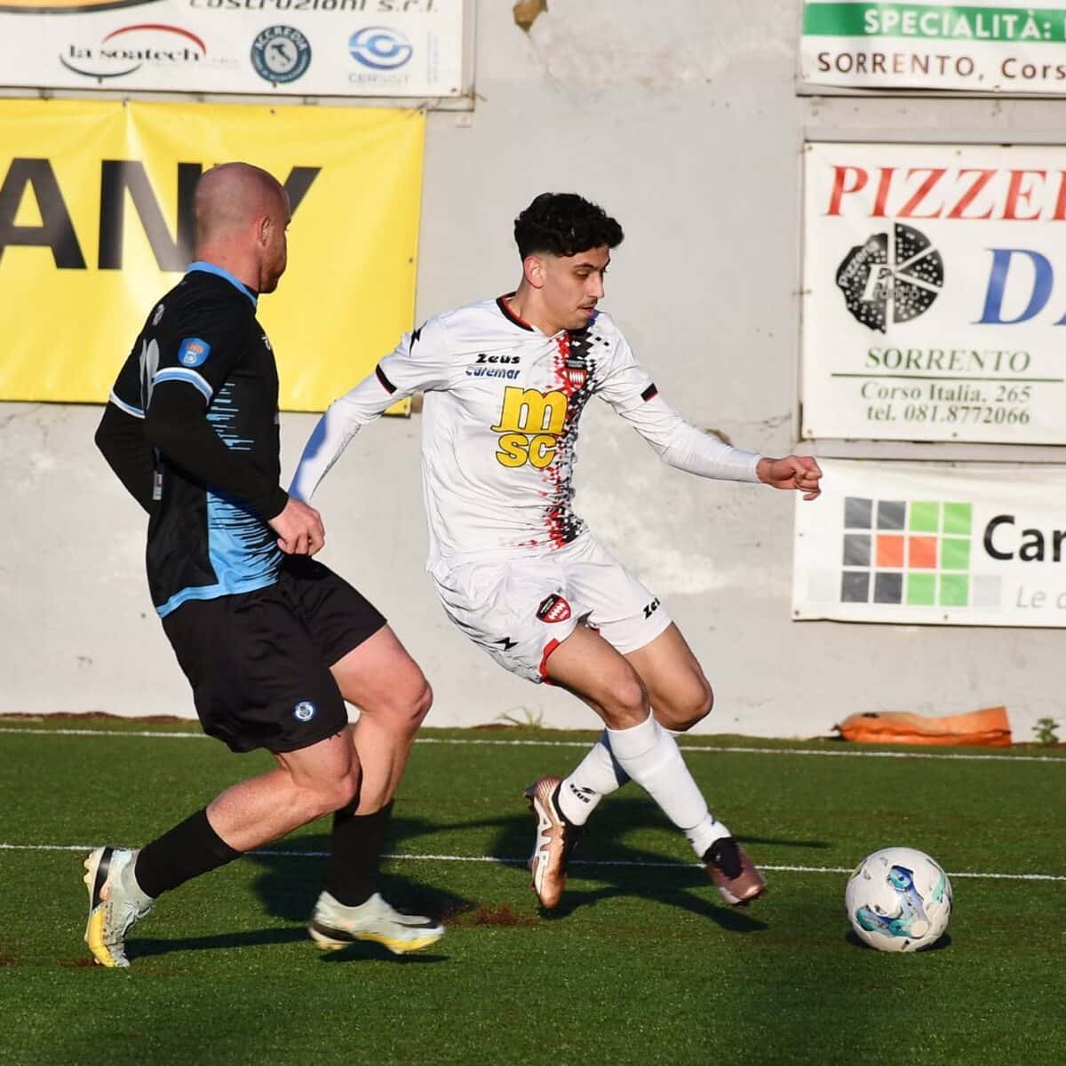 Sorrento vs Aprilia, serie D girone G, 21° giornata: Cuccurullo in azione marcato da Grossi