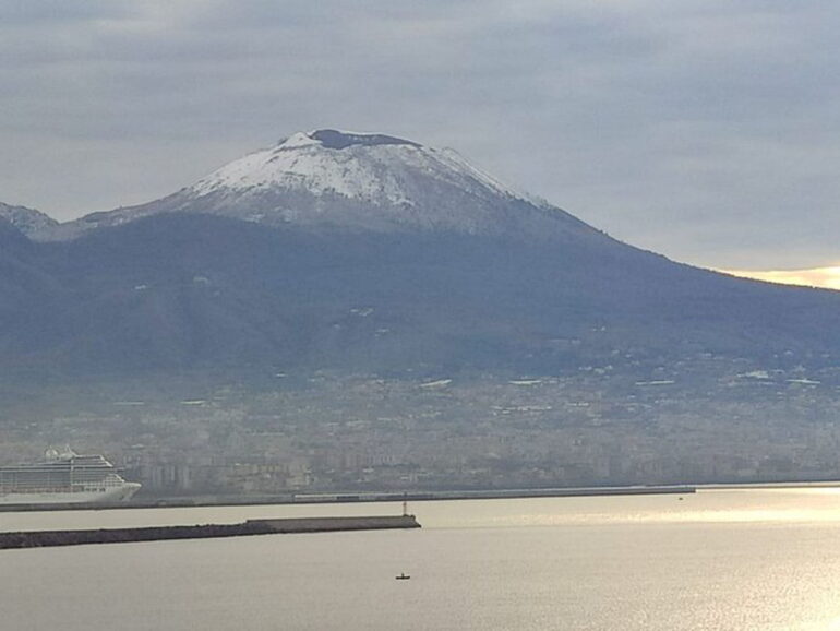 Il Vesuvio innevato sta facendo impazzire il web