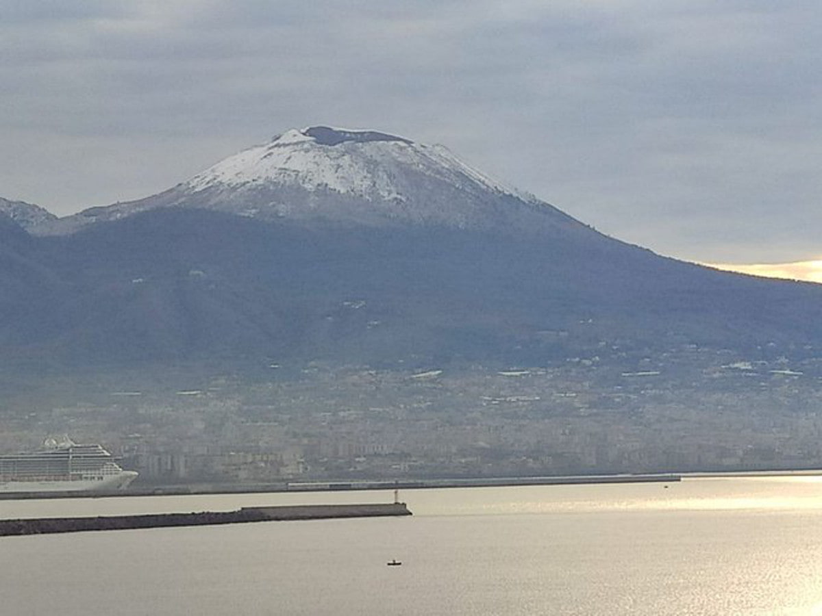 Vesuvio innevato (foto da twitter di Ciro Pellegrino)-min