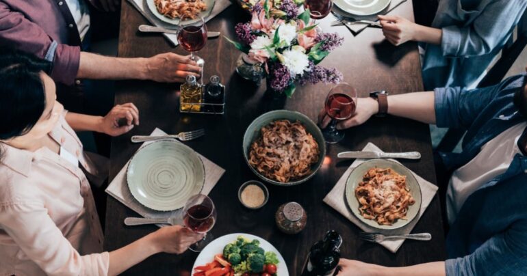 Idee per una cena con gli amici: dal menù alla mise en place