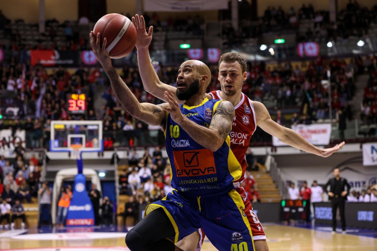 David Logan in azione contro Lodovico Deangeli, Pallacanestro Trieste vs Givova Scafati